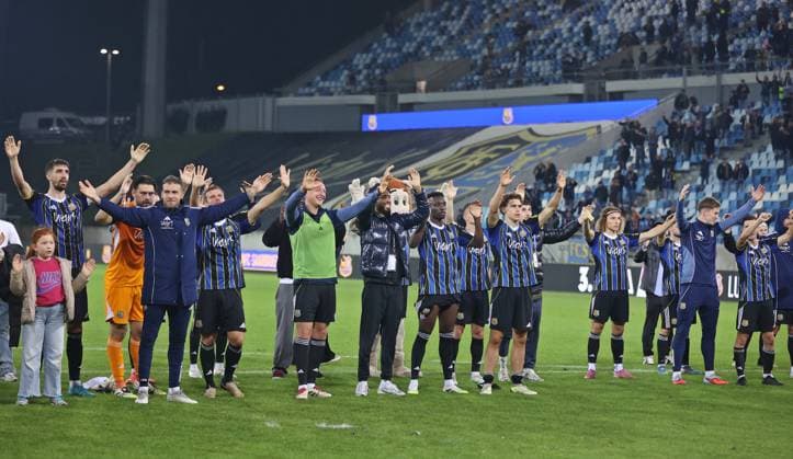 30 09 2025, Football, Men, 3 League, Season 2025 2026, 1 FC Saarbrücken MSV Duisburg, The team of 1 FC Saarbrücken stands in front of the Fankurve Saarbrücken Ludwigsparkstadion Saarland Germany EN after the match Copyright: xFabianxKleerx