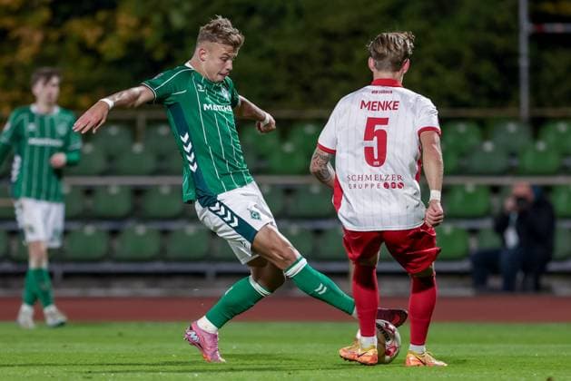 from left Keke Topp SV Werder Bremen II, 42 and Luca Menke VfB Lübeck, 5 in duel, duel, dynamics, action, action, match scene, 30 09 2025, Bremen Germany , Football, Regionalliga Nord, SV Werder Bremen II VfB Lübeck xobx
