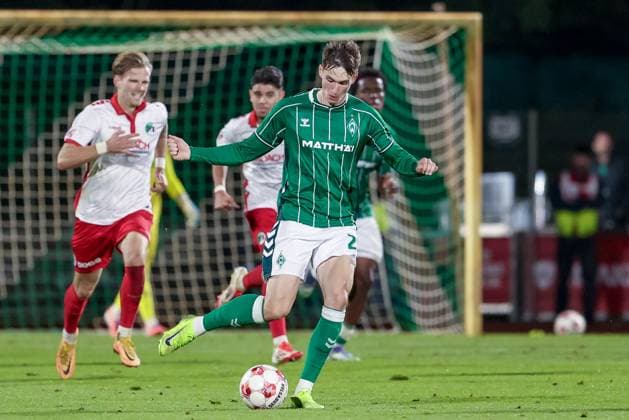 Dominik Kasper SV Werder Bremen II, 24 on the ball, single image, full body, action, action, match scene, 30 09 2025, Bremen Germany , Soccer, Regionalliga Nord, SV Werder Bremen II VfB Lübeck xobx