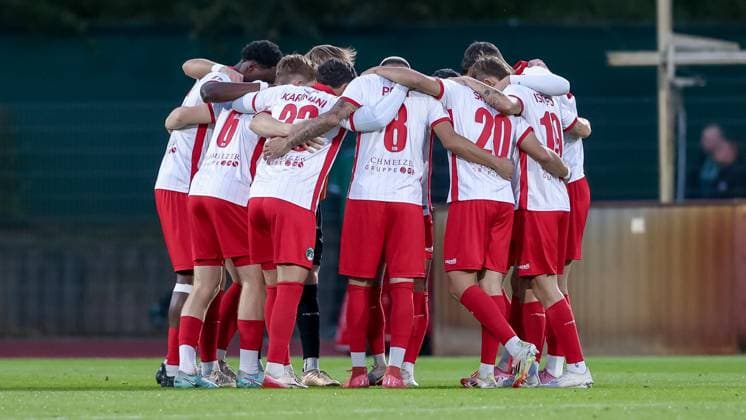 VfB Lübeck players swear in with a team circle, Team circle, Speech, Motivation, 30 09 2025, Bremen Germany , Football, Regionalliga Nord, SV Werder Bremen II VfB Lübeck xobx