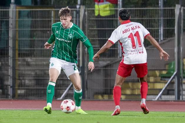from left Dominik Kasper SV Werder Bremen II, 24 and Ali Abu Alfa VfB Lübeck, 11 in duel, duel, dynamics, action, action, match scene, 30 09 2025, Bremen Germany , Soccer, Regionalliga Nord, SV Werder Bremen II VfB Lübeck xobx