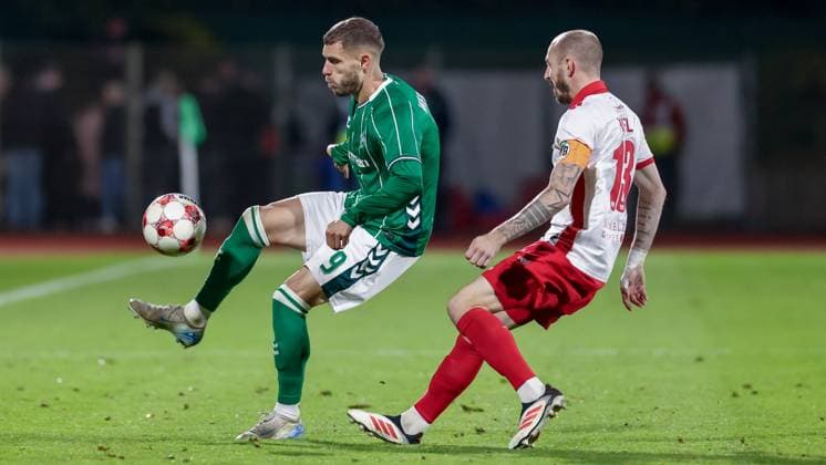 from left Christian Stark SV Werder Bremen II, 9 and Marvin Thiel VfB Lübeck, 13 in duel, duel, dynamics, action, action, match scene, 30 09 2025, Bremen Germany , Football, Regionalliga Nord, SV Werder Bremen II VfB Lübeck xobx