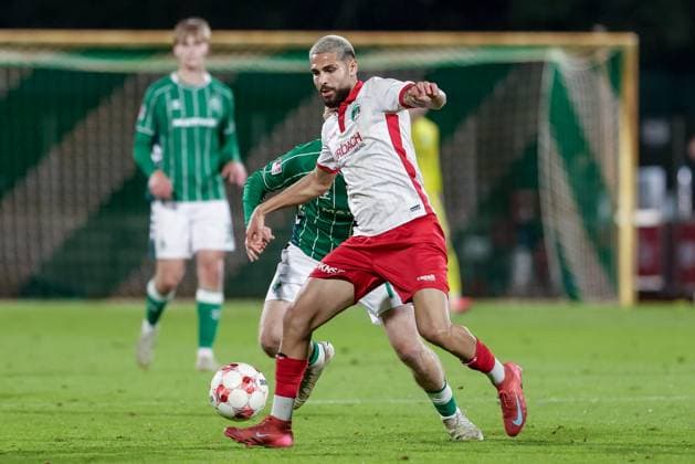 Mikail Polat VfB Lübeck, 8 on the ball, single image, full body, action, action, match scene, 30 09 2025, Bremen Germany , Soccer, Regionalliga Nord, SV Werder Bremen II VfB Lübeck xobx