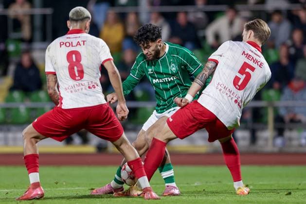 from left Mikail Polat VfB Lübeck, 8 , Safa Yildirim SV Werder Bremen II, 7 and Luca Menke VfB Lübeck, 5 in duel, duel, dynamics, action, action, match scene, 30 09 2025, Bremen Germany , Soccer, Regionalliga Nord, SV Werder Bremen II VfB Lübeck xobx