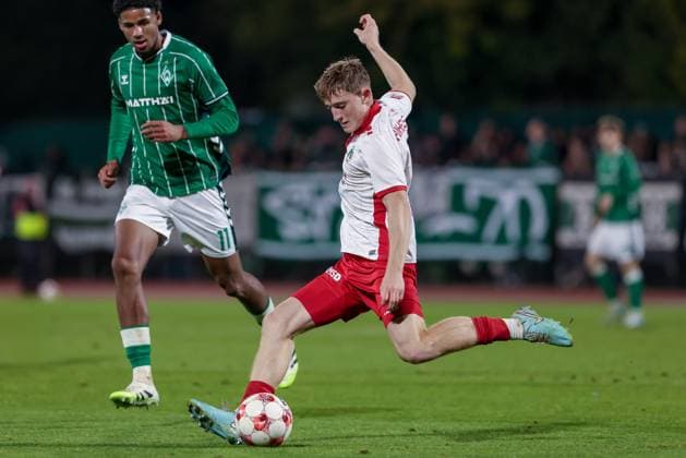 Bjarne Pfundheller VfB Lübeck, 6 on the ball, single image, full body, action, action scene, 30 09 2025, Bremen Germany , Football, Regionalliga Nord, SV Werder Bremen II VfB Lübeck xobx