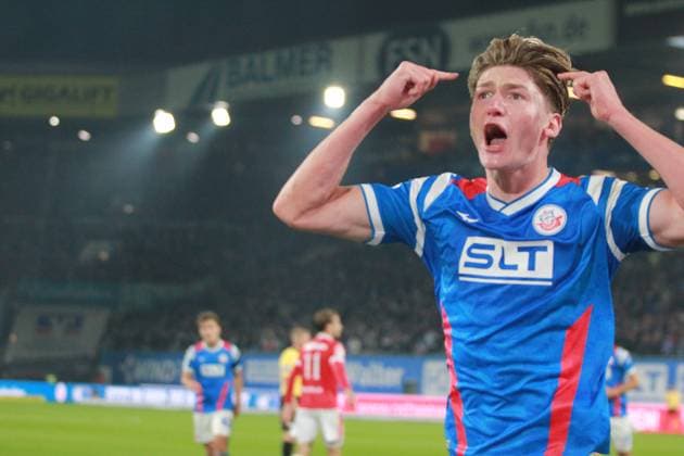 Soccer I Men I Season 2025 26 I 3 Liga I 9 Matchday I F C Hansa Rostock Energie Cottbus I 30 9 2025 Ryan Naderi celebrates 20, F C Hansa Rostock after equalizing Rostock Ostseestadion Mecklenburg-Vorpommern Germany Copyright: xLobeca AndreasxKnothex