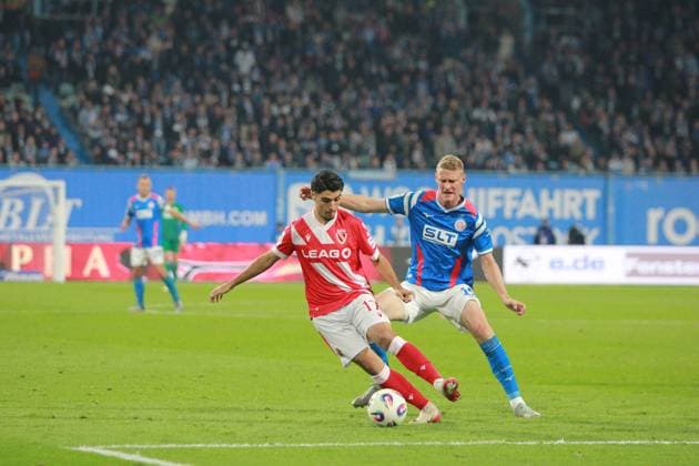 Soccer I Men I Season 2025 26 I 3 Liga I 9 Matchday I F C Hansa Rostock Energie Cottbus I 30 9 2025 Can Moustafa 17, FC Energie Cottbus comes before Emil Frost Holten 11, F C Hansa Rostock on the ball Rostock Ostseestadion Mecklenburg Vorpommern Germany Copyright: xLobeca AndreasxKnothex