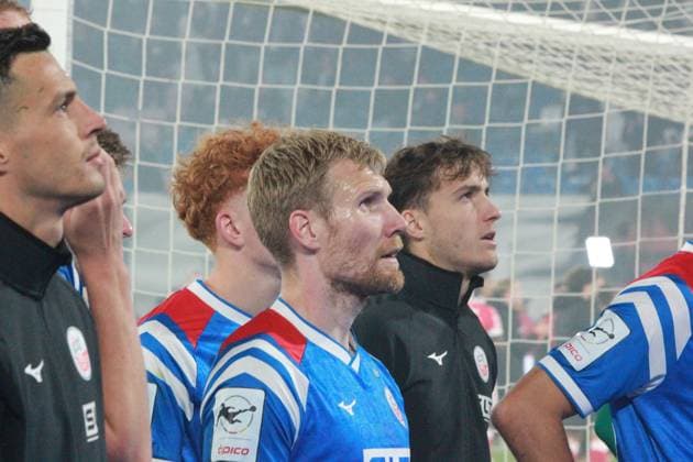 Soccer I Men I Season 2025 26 I 3 Liga I 9 Matchday I F C Hansa Rostock Energie Cottbus I 30 9 2025 Disappointed players of F C Hansa Rostock in front of their curve Rostock Ostseestadion Mecklenburg Vorpommern Germany Copyright: xLobeca AndreasxKnothex