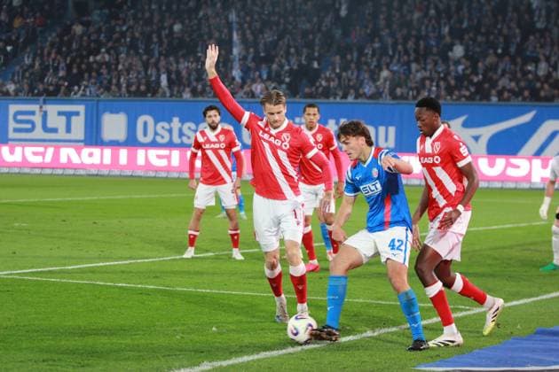 Soccer I Men I Season 2025 26 I 3 Liga I 9 Matchday I F C Hansa Rostock Energie Cottbus I 30 9 2025 Benno Dietze 42, F C Hansa Rostock on the ball against King Manu Rostock Ostseestadion Mecklenburg Vorpommern Germany Copyright: xLobeca AndreasxKnothex