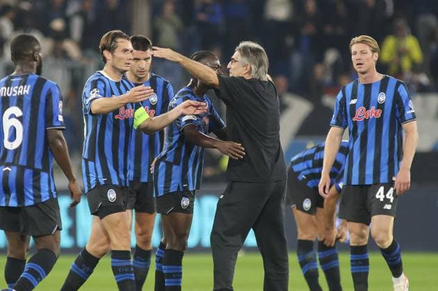 CALCIO - UEFA Champions League - Atalanta BC vs Club Brugge KV Ivan Juric Head Coach of Atalanta BC hugs his players at the end of Atalanta BC vs Club Brugge, Chanpions League 2025-26 League phase, Matchday 2Â°, game at New Balance Arena in Bergamo (BG), Italy, on September 30, 2025. Bergamo Italy  Copyright: xIPAxSport ABACAx