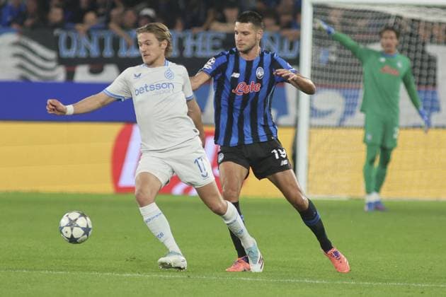 CALCIO - UEFA Champions League - Atalanta BC vs Club Brugge KV Romeo Vermant of Club Brugge battle for the ball with Berat Djimsiti of Atalanta BC during Atalanta BC vs Club Brugge, Chanpions League 2025-26 League phase, Matchday 2Â°, game at New Balance Arena in Bergamo (BG), Italy, on September 30, 2025. Bergamo Italy  Copyright: xIPAxSport ABACAx