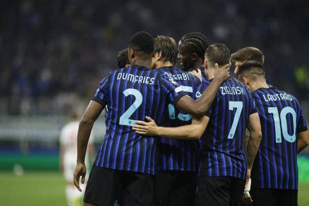 CALCIO - UEFA Champions League - Inter - FC Internazionale vs SK Slavia Praha Denzel Dumfries of FC Inter celebrating with team mates after a goal during the Uefa Champions League 2025-2026 season, football match between FC Internazionale and SK Slavia Praha on 30 September 2025, at San Siro Stadium, Milan, Italy Photo Nderim Kaceli Milan Italy  Copyright: xIPAxSport ABACAx