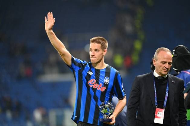 CALCIO - UEFA Champions League - Atalanta BC vs Club Brugge KV Mario Pasalic (Atalanta Bc) best player award greetings during Atalanta BC vs Club Brugge KV, UEFA Champions League football match in Bergamo, Italy, September 30 2025 Bergamo Italy  Copyright: xIPAxSport ABACAx