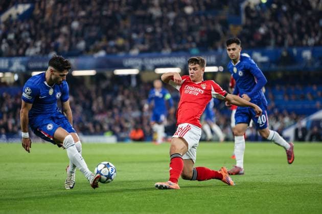 2025 UEFA Champions League: Chelsea FC vs SL Benfica Samuel Dahl in a duel with Pedro Neto during the match between Chelsea FC and SL Benfica, valid for Champions League at Stamford Bridge on 30 September 2025. London Stamford Bridge London England Copyright: xIMAGOx xPRIMExSPORTSxIMAGESx xDAVIDxRIBEIROx