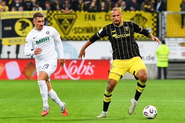 v li Julian Guttau Erzgebirge Aue, 19 , Lamar Yarbrough Alemannia Aachen, 25 , duel, duel, tackle, tackling, dynamics, action, 30 09 2025, Aachen Germany , Soccer, 3 Liga, TSV Alemannia Aachen FC Erzgebirge Aue, Football, 3 Liga, TSV Alemannia Aachen FC Erzgebirge Aue, DFB DFL REGULATIONS PROHIBIT ANY USE OF PHOTOGRAPHS AS IMAGE SEQUENCES AND OR QUASI VIDEO xmhx