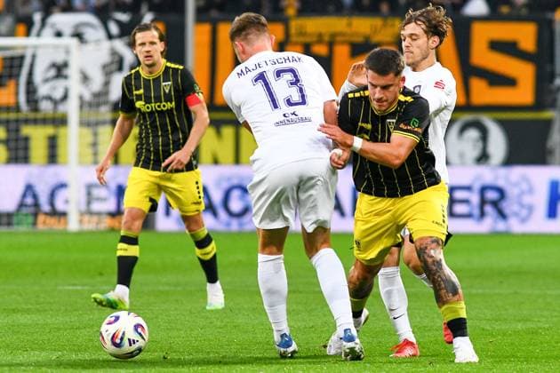 v li Eric Majetschak Erzgebirge Aue, 13 , Niklas Horst Castelle Alemannia Aachen, 44 , duel, duel, tackle, tackling, dynamics, action, 30 09 2025, Aachen Germany , Soccer, 3 Liga, TSV Alemannia Aachen FC Erzgebirge Aue, Football, 3 Liga, TSV Alemannia Aachen FC Erzgebirge Aue, DFB DFL REGULATIONS PROHIBIT ANY USE OF PHOTOGRAPHS AS IMAGE SEQUENCES AND OR QUASI VIDEO xmhx