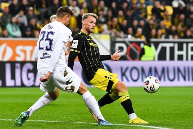 v li Tristan Zobel Erzgebirge Aue, 25 m Mika Schroers Alemannia Aachen, 27 , duel, duel, tackle, tackling, dynamics, action, 30 09 2025, Aachen Germany , Football, 3 Liga, TSV Alemannia Aachen FC Erzgebirge Aue, Football, 3 Liga, TSV Alemannia Aachen FC Erzgebirge Aue, DFB DFL REGULATIONS PROHIBIT ANY USE OF PHOTOGRAPHS AS IMAGE SEQUENCES AND OR QUASI VIDEO xmhx