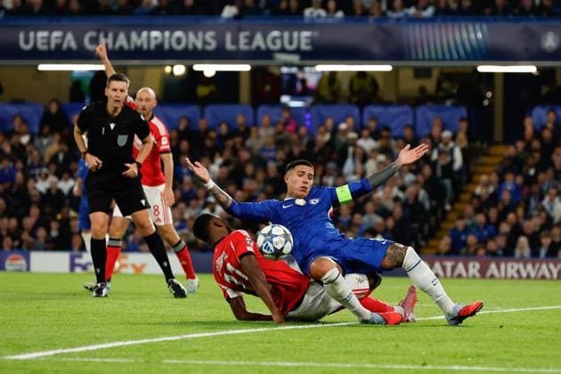 Chelsea FC vs SL Benfica - UEFA Champions League LONDON, UNITED KINGDOM - SEPTEMBER 30: Dodi Lukebakio of Benfica (C) in action against Enzo Fernandez of Chelsea during the UEFA Champions League football match between Chelsea FC and SL Benfica at Stamford Bridge stadium on September 30, 2025, in London, United Kingdom. David Cliff Anadolu London United Kingdom. Editorial use only. Please get in touch for any other usage.  Copyright: x2025xAnadoluxDavidxCliffx