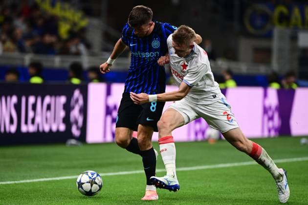 Inter Milan v Slavia Praha - UEFA Champions League MILAN, ITALY - SEPTEMBER 30: Petar Sucic of Inter Milan fights for the ball with Stepan Chaloupek of Slavia Prague during the UEFA Champions League football match Inter Milan vs Slavia Prague at San Siro Stadium in Milan, Italy on September 30, 2025 Piero Cruciatti Anadolu Milan Italy. Editorial use only. Please get in touch for any other usage.  Copyright: x2025xAnadoluxPieroxCruciattix