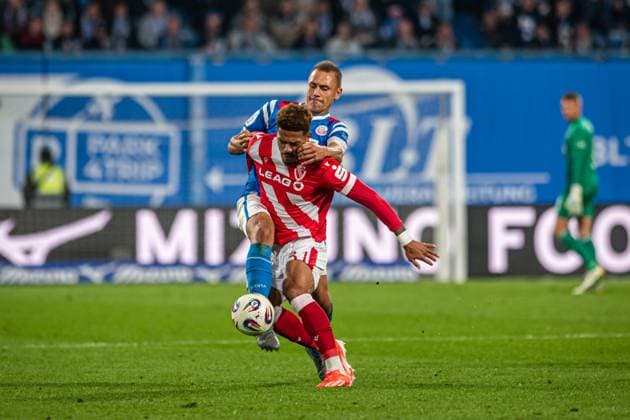Rostock, Germany 30 September 2025 3 Liga 2025 2026 FC Hansa Rostock vs FC Energie Cottbus In the picture from left in a duel Franz Pfanne Hansa Rostock and Justin Butler Energie Cottbus DFB regulations prohibit any use of photographs as image sequences and or quasi video Copyright: xFotostandx xVoelkerx
