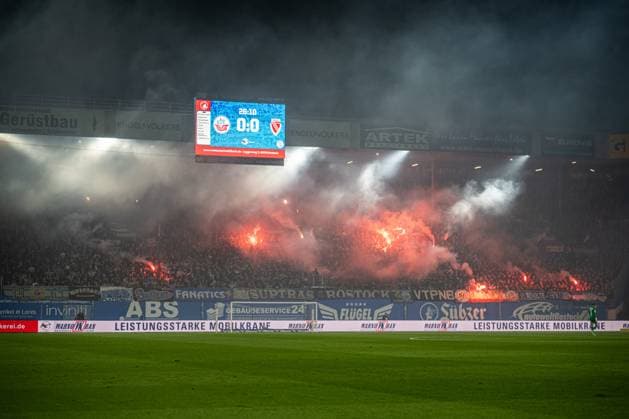 Rostock, Germany 30 September 2025 3 Liga 2025 2026 FC Hansa Rostock vs FC Energie Cottbus In the picture During the match, Bengalos were repeatedly burning in the south stand DFB regulations prohibit any use of photographs as image sequences and or quasi video Copyright: xFotostandx xVoelkerx