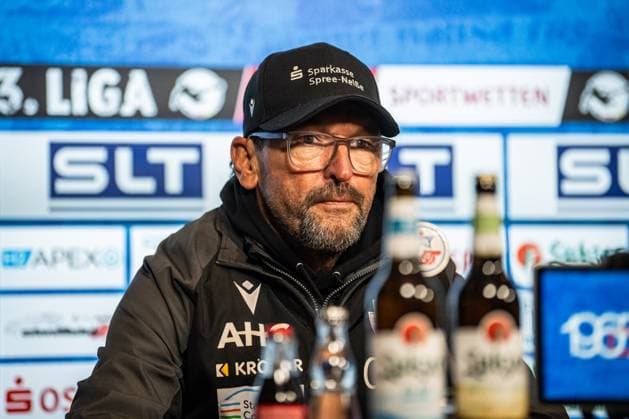 Rostock, Germany 30 September 2025 3 Liga 2025 2026 FC Hansa Rostock vs FC Energie Cottbus In the picture Coach Claus Dieter Wollitz Energie Cottbus at the press conference after the match DFB regulations prohibit any use of photographs as image sequences and or quasi video Copyright: xFotostandx xVoelkerx