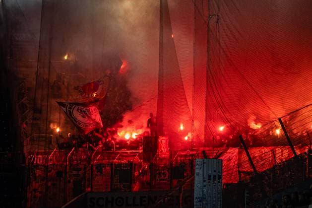 Rostock, Germany 30 September 2025 3 Liga 2025 2026 FC Hansa Rostock vs FC Energie Cottbus Im Bild Pyrotechnik im Gästeblock DFB regulations prohibit any use of photographs as image sequences and or quasi video Copyright: xFotostandx xVoelkerx