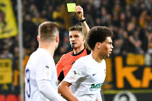 Kevin Behrens Referee , Yellow card, Warning, yellow card, 30 09 2025, Aachen Germany , Football, 3 Liga, TSV Alemannia Aachen FC Erzgebirge Aue, Football, 3 Liga, TSV Alemannia Aachen FC Erzgebirge Aue, DFB DFL REGULATIONS PROHIBIT ANY USE OF PHOTOGRAPHS AS IMAGE SEQUENCES AND OR QUASI VIDEO xmhx