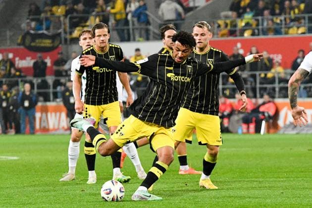 Joel da Silva Kiala Alemannia Aachen, 37 , Action, Action, Game scene, 30 09 2025, Aachen Germany , Soccer, 3 Liga, TSV Alemannia Aachen FC Erzgebirge Aue, Soccer, 3 Liga, TSV Alemannia Aachen FC Erzgebirge Aue, DFB DFL REGULATIONS PROHIBIT ANY USE OF PHOTOGRAPHS AS IMAGE SEQUENCES AND OR QUASI VIDEO xmhx