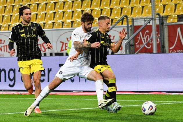 v li Eric Uhlmann Erzgebirge Aue, 11 , Lukas Scepanik Alemannia Aachen, 7 , duel, duel, tackle, tackling, dynamics, action, 30 09 2025, Aachen Germany , Football, 3 Liga, TSV Alemannia Aachen FC Erzgebirge Aue, Football, 3 Liga, TSV Alemannia Aachen FC Erzgebirge Aue, DFB DFL REGULATIONS PROHIBIT ANY USE OF PHOTOGRAPHS AS IMAGE SEQUENCES AND OR QUASI VIDEO xmhx