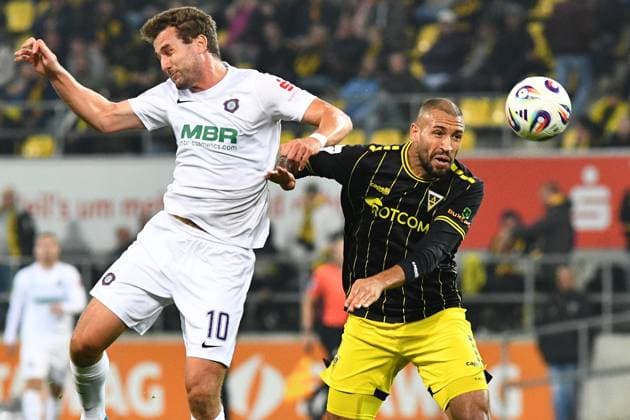 v li Julian Günther Schmidt Erzgebirge Aue, 10 , Lamar Yarbrough Alemannia Aachen, 25 , header, header, duel in the air, action, action, 30 09 2025, Aachen Germany , Football, 3 Liga, TSV Alemannia Aachen FC Erzgebirge Aue, Football, 3 Liga, TSV Alemannia Aachen FC Erzgebirge Aue, DFB DFL REGULATIONS PROHIBIT ANY USE OF PHOTOGRAPHS AS IMAGE SEQUENCES AND OR QUASI VIDEO xmhx