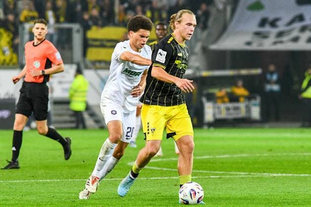 v li Jonah Fabisch Erzgebirge Aue, 20 , Lars Gindorf Alemennia Aachen, 23 , duel, duel, tackle, tackling, dynamics, action, action, 30 09 2025, Aachen Germany , Football, 3 Liga, TSV Alemannia Aachen FC Erzgebirge Aue, Football, 3 Liga, TSV Alemannia Aachen FC Erzgebirge Aue, DFB DFL REGULATIONS PROHIBIT ANY USE OF PHOTOGRAPHS AS IMAGE SEQUENCES AND OR QUASI VIDEO xmhx