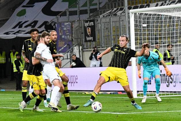 Lars Gindorf Alemennia Aachen, 23 , Action, Action, Game scene, 30 09 2025, Aachen Germany , Soccer, 3 Liga, TSV Alemannia Aachen FC Erzgebirge Aue, Soccer, 3 Liga, TSV Alemannia Aachen FC Erzgebirge Aue, DFB DFL REGULATIONS PROHIBIT ANY USE OF PHOTOGRAPHS AS IMAGE SEQUENCES AND OR QUASI VIDEO xmhx