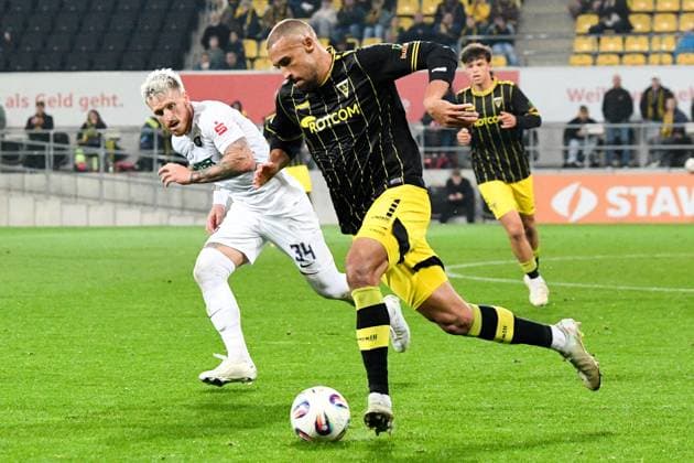 v li Marvin Stefaniak Erzgebirge Aue, 34 , Lamar Yarbrough Alemannia Aachen, 25 , duel, duel, tackle, tackling, dynamics, action, 30 09 2025, Aachen Germany , Soccer, 3 Liga, TSV Alemannia Aachen FC Erzgebirge Aue, Football, 3 Liga, TSV Alemannia Aachen FC Erzgebirge Aue, DFB DFL REGULATIONS PROHIBIT ANY USE OF PHOTOGRAPHS AS IMAGE SEQUENCES AND OR QUASI VIDEO xmhx