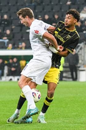 v li Julian Günther Schmidt Erzgebirge Aue, 10 , Joel da Silva Kiala Alemannia Aachen, 37 , duel, duel, tackle, tackling, dynamics, action, action, 30 09 2025, Aachen Germany , Soccer, 3 Liga, TSV Alemannia Aachen FC Erzgebirge Aue, Football, 3 Liga, TSV Alemannia Aachen FC Erzgebirge Aue, DFB DFL REGULATIONS PROHIBIT ANY USE OF PHOTOGRAPHS AS IMAGE SEQUENCES AND OR QUASI VIDEO xmhx