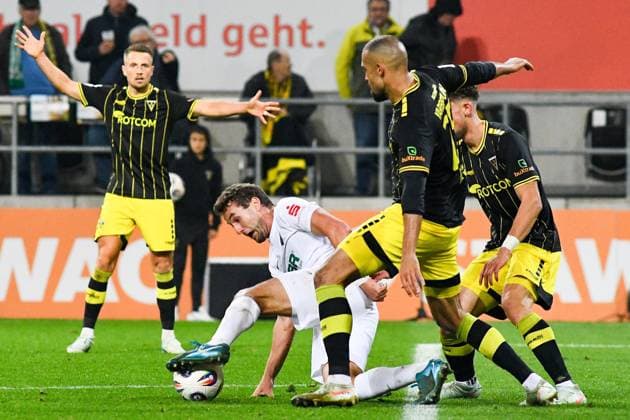 v li Julian Günther Schmidt Erzgebirge Aue, 10 , Lamar Yarbrough Alemannia Aachen, 25 , duel, duel, tackle, tackling, dynamics, action, 30 09 2025, Aachen Germany , Soccer, 3 Liga, TSV Alemannia Aachen FC Erzgebirge Aue, Football, 3 Liga, TSV Alemannia Aachen FC Erzgebirge Aue, DFB DFL REGULATIONS PROHIBIT ANY USE OF PHOTOGRAPHS AS IMAGE SEQUENCES AND OR QUASI VIDEO xmhx