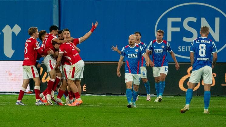 30 9 2025, Football, GER, Men, 3 Liga, DFL, Matchday 9, Season 2025 26, FC Hansa Rostock FC Energie Cottbus, The players of FC Energie Cottbus red jerseys cheer, the players of FC Hansa Rostock blue jerseys are disappointed Rostock Ostseestadion Mecklenburg Vorpommern Germany