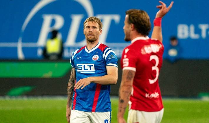 30 9 2025, Soccer, GER, Men, 3 Liga, DFL, Matchday 9, Season 2025 26, FC Hansa Rostock FC Energie Cottbus, Andreas Voglsammer FC Hansa Rostock, left and Henry Rorig FC Energie Cottbus, right Rostock Ostseestadion Mecklenburg Vorpommern Germany
