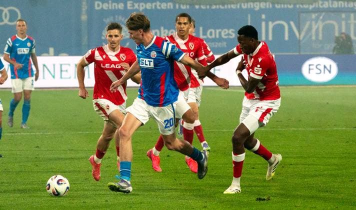 30 9 2025, Football, GER, Men, 3 Liga, DFL, Matchday 9, Season 2025 26, FC Hansa Rostock FC Energie Cottbus, Ryan Don Naderi FC Hansa Rostock, Center vs King Samuel Manu FC Energie Cottbus, re Rostock Ostseestadion Mecklenburg Vorpommern Germany