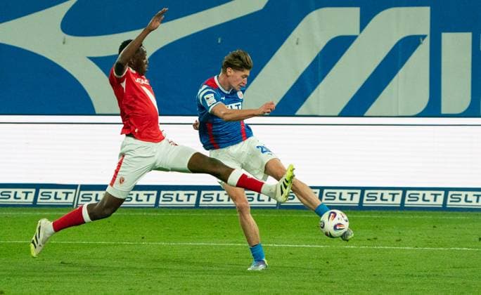 30 9 2025, Soccer, GER, Men, 3 Liga, DFL, Matchday 9, Season 2025 26, FC Hansa Rostock FC Energie Cottbus, King Samuel Manu FC Energie Cottbus, left against Ryan Don Naderi FC Hansa Rostock, right Rostock Ostseestadion Mecklenburg Vorpommern Germany