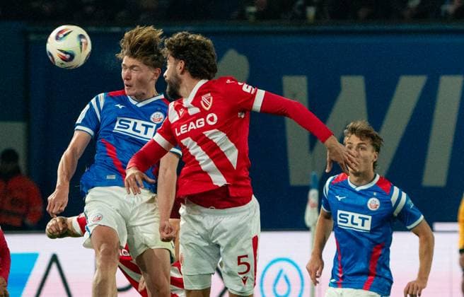 30 9 2025, Soccer, GER, Men, 3 Liga, DFL, Matchday 9, Season 2025 26, FC Hansa Rostock FC Energie Cottbus, Ryan Don Naderi FC Hansa Rostock, li against Dominik Pelivan FC Energie Cottbus, Center Rostock Ostseestadion Mecklenburg Vorpommern Germany