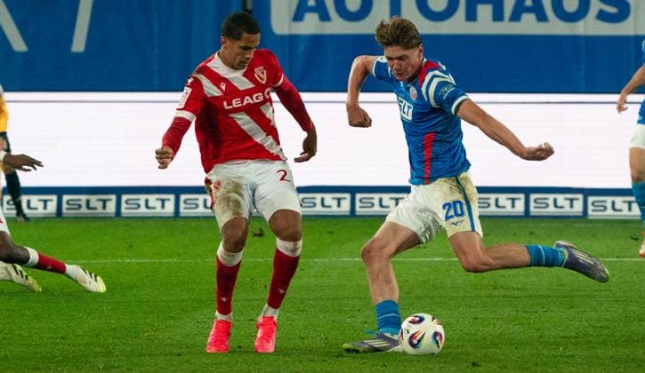 30 9 2025, Soccer, GER, Men, 3 Liga, DFL, Matchday 9, Season 2025 26, FC Hansa Rostock FC Energie Cottbus, Ryan Don Naderi FC Hansa Rostock, re vs Louis Nyamekye Awortwie Grant FC Energie Cottbus, li Rostock Ostseestadion Mecklenburg Vorpommern Germany
