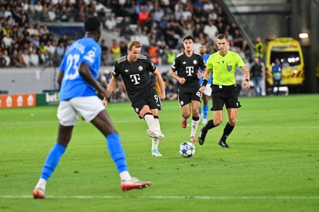 UEFA Champions League Paphos FC FC Bayern München 30 09 2025 Harry KANE FC Bayern Muenchen 9 play a pass UEFA Champions League Paphos FC FC Bayern München Alphamega Stadium on 30 09 2025 Copyright: xBEAUTIFULxSPORTS Goldbergx