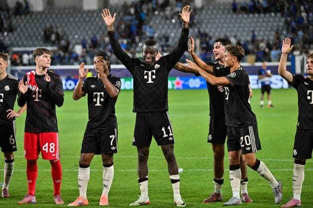 UEFA Champions League Paphos FC FC Bayern München 30 09 2025 The Bayern players celebrate together with the fans the 5 1 away win UEFA Champions League Paphos FC FC Bayern München Alphamega Stadium on 30 09 2025 in the picture Leon KLANAC FC Bayern Muenchen 48 , Serge GNABRY FC Bayern Muenchen 7 , Nicolas JACKSON FC Bayern München 11 , Aleksandar PAVLOVIC FC Bayern Muenchen 45 and TOM BISCHOF FC Bayern Muenchen 20 Copyright: xBEAUTIFULxSPORTS Goldbergx