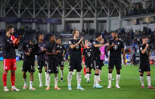 Cyprus Soccer Champions League Bayern s Harry Kane, center, with teammates applaud their fans after the Champions League opening phase soccer match between Pafos FC and FC Bayern Munich at Alphamega stadium in Limassol, Cyprus, Tuesday, Sept. 30, 2025. Limassol Cyprus  Copyright: xDanilxShamkinx originalFilename:shamkin-notitle250930_np2wa.jpg