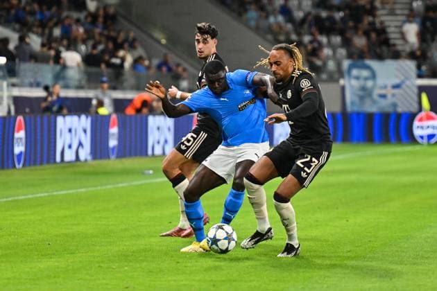 UEFA Champions League Paphos FC FC Bayern München 30 09 2025 in duel Aleksandar PAVLOVIC FC Bayern Muenchen 45 , Ken SEMA Paphos FC 12 and Sascha BOEY FC Bayern Muenchen 23 duel UEFA Champions League Paphos FC FC Bayern München Alphamega Stadium on 30 09 2025 Copyright: xBEAUTIFULxSPORTS Goldbergx