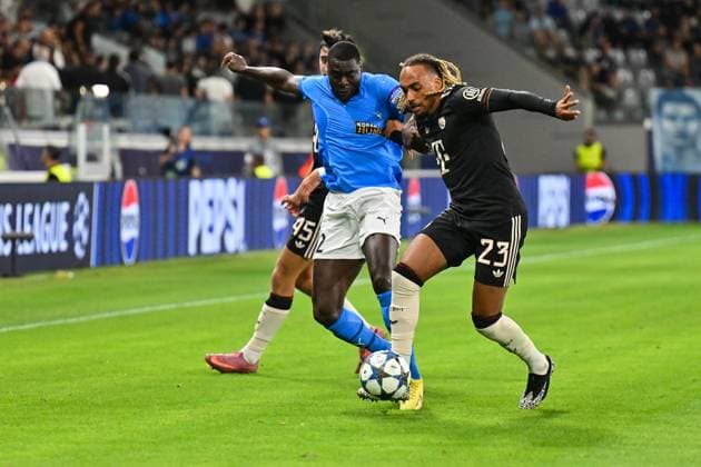 UEFA Champions League Paphos FC FC Bayern München 30 09 2025 in duel Aleksandar PAVLOVIC FC Bayern Muenchen 45 , Ken SEMA Paphos FC 12 and Sascha BOEY FC Bayern Muenchen 23 duel UEFA Champions League Paphos FC FC Bayern München Alphamega Stadium on 30 09 2025 Copyright: xBEAUTIFULxSPORTS Goldbergx