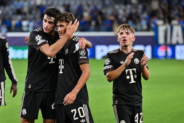 UEFA Champions League Paphos FC FC Bayern München 30 09 2025 The Bayern players celebrate together with the fans the 5 1 away win UEFA Champions League Paphos FC FC Bayern München Alphamega Stadium on 30 09 2025 in the picture Aleksandar PAVLOVIC FC Bayern Muenchen 45 and TOM BISCHOF FC Bayern Muenchen 20 Lennart KARL FC Bayern Muenchen 42 Copyright: xBEAUTIFULxSPORTS Goldbergx