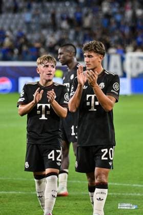 UEFA Champions League Paphos FC FC Bayern München 30 09 2025 The Bayern players celebrate together with the fans the 5 1 away win UEFA Champions League Paphos FC FC Bayern München Alphamega Stadium on 30 09 2025 in the picture Lennart KARL FC Bayern Muenchen 42 and TOM BISCHOF FC Bayern Muenchen 20 Copyright: xBEAUTIFULxSPORTS Goldbergx