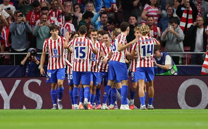 30 09 2025, Football UEFA Champions League, Atletico Madrid Eintracht Frankfurt, v l , Goal celebration to 1 0 by Giacomo Raspadori Atletico Madrid , Goal celebration, celebrate the goal DFL DFB REGULATIONS PROHIBIT ANY USE OF PHOTOGRAPHS AS IMAGE SEQUENCES AND OR QUASI VIDEO xdcx Copyright: HMBxMedia Claus